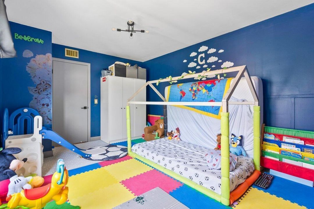 For Rent: $2,700 (3 beds, 2 baths, 1236 Square Feet)