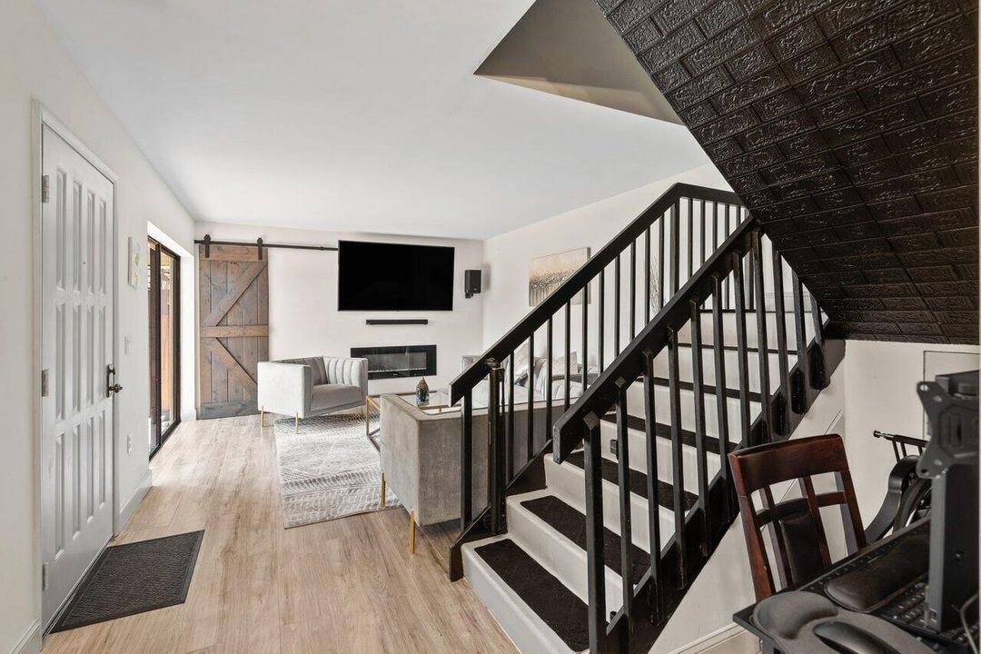 For Rent: $2,700 (3 beds, 2 baths, 1236 Square Feet)