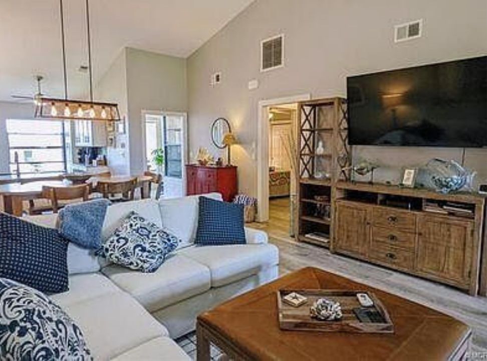 For Rent: $2,500 (2 beds, 2 baths, 1306 Square Feet)