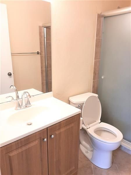 For Rent: $2,000 (2 beds, 2 baths, 770 Square Feet)