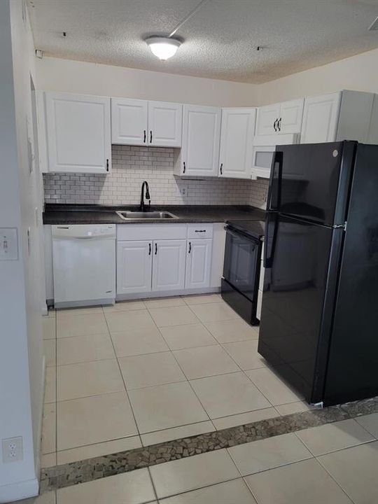 For Rent: $1,800 (1 beds, 1 baths, 741 Square Feet)