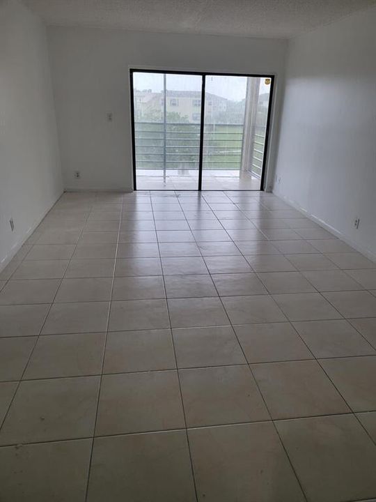 For Rent: $1,800 (1 beds, 1 baths, 741 Square Feet)