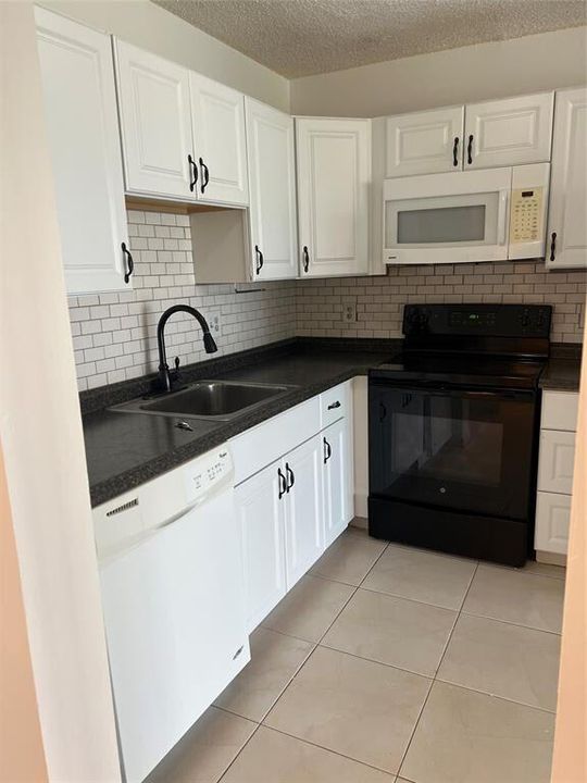 For Rent: $1,800 (1 beds, 1 baths, 741 Square Feet)