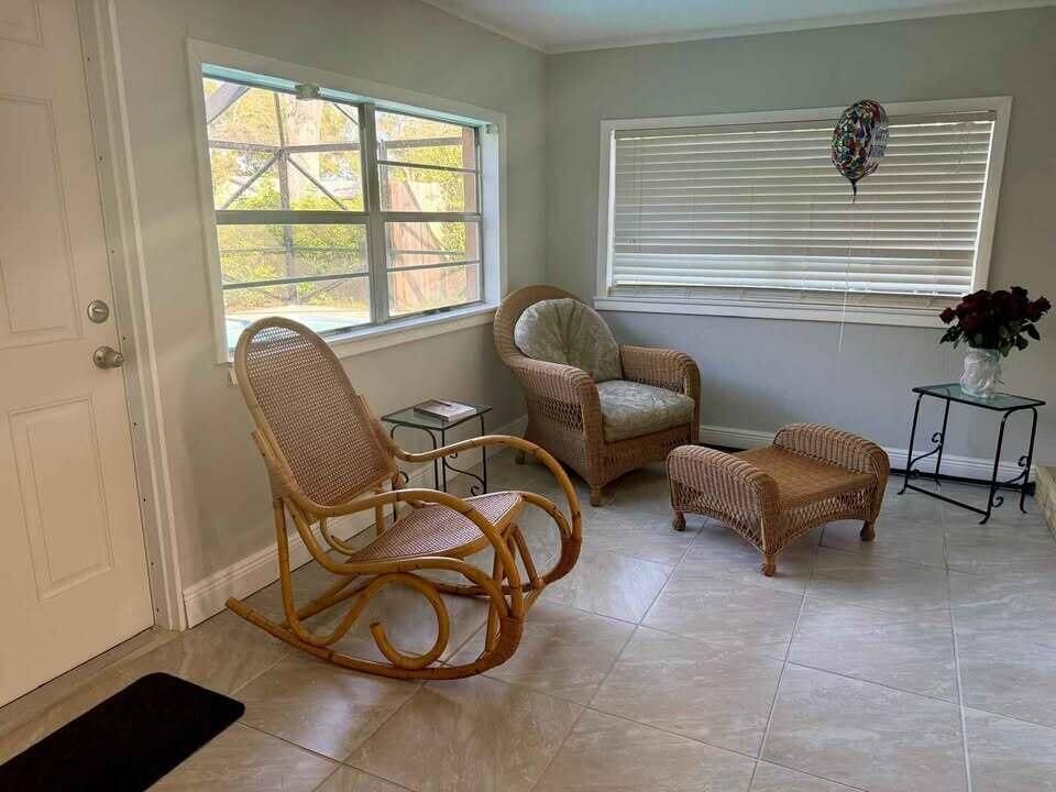 For Rent: $2,500 (3 beds, 2 baths, 2978 Square Feet)