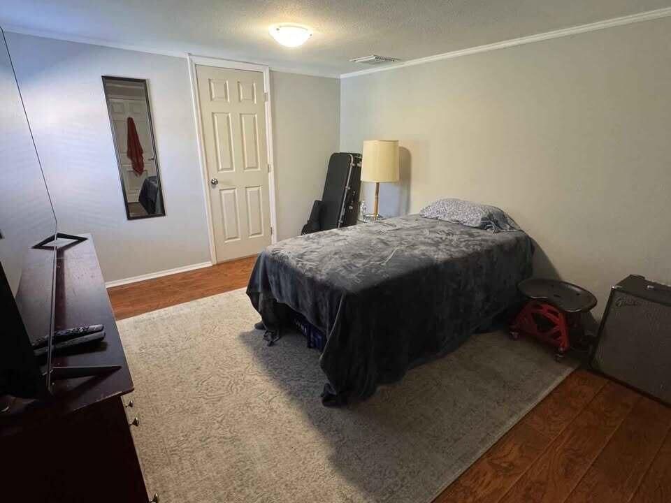 For Rent: $2,500 (3 beds, 2 baths, 2978 Square Feet)