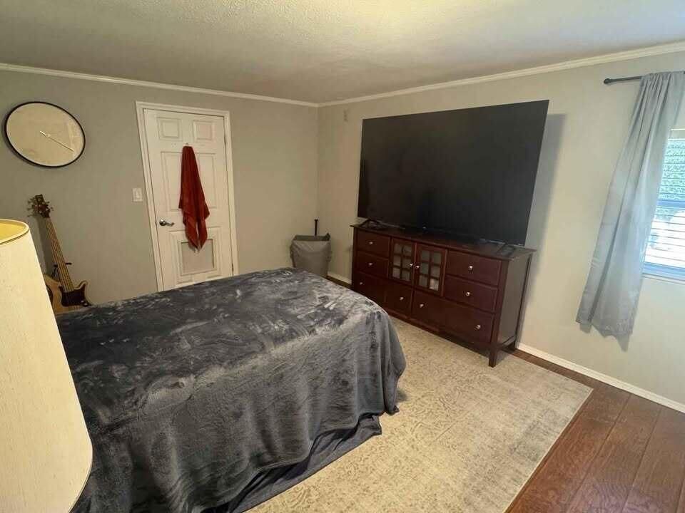 For Rent: $2,500 (3 beds, 2 baths, 2978 Square Feet)