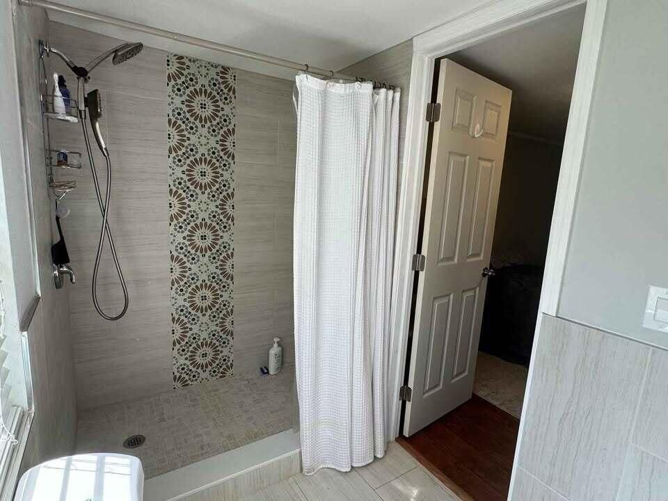 For Rent: $2,500 (3 beds, 2 baths, 2978 Square Feet)