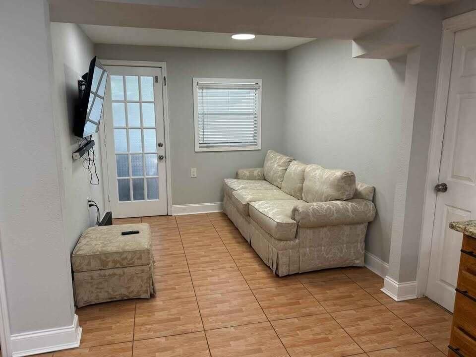 For Rent: $2,500 (3 beds, 2 baths, 2978 Square Feet)