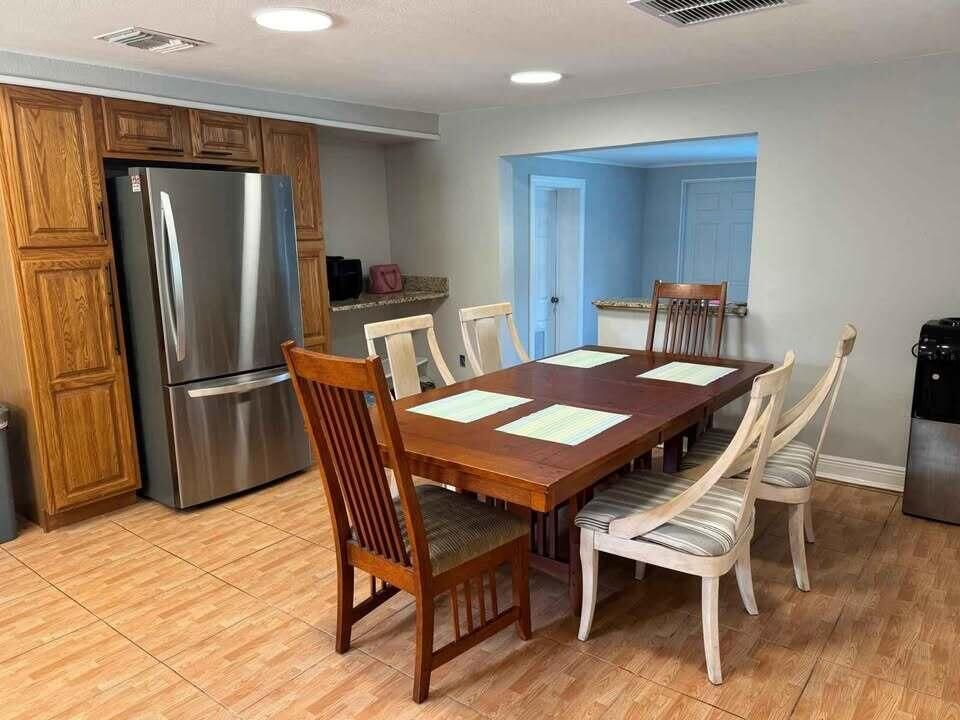 For Rent: $2,500 (3 beds, 2 baths, 2978 Square Feet)