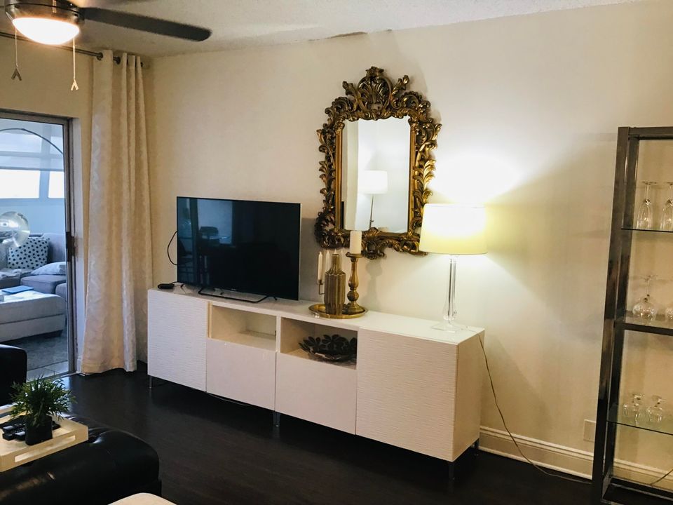 For Sale: $140,000 (1 beds, 1 baths, 1010 Square Feet)