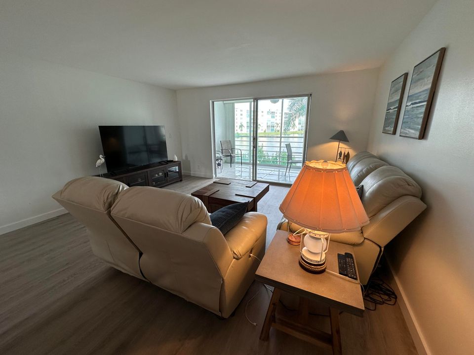 For Rent: $2,800 (2 beds, 2 baths, 1190 Square Feet)