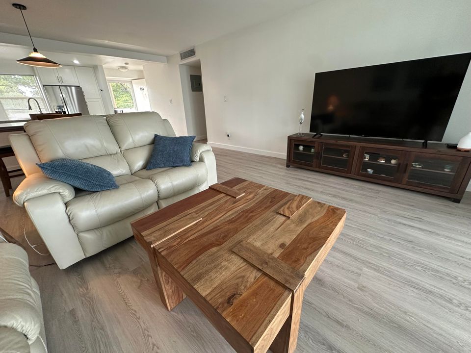 For Rent: $2,800 (2 beds, 2 baths, 1190 Square Feet)