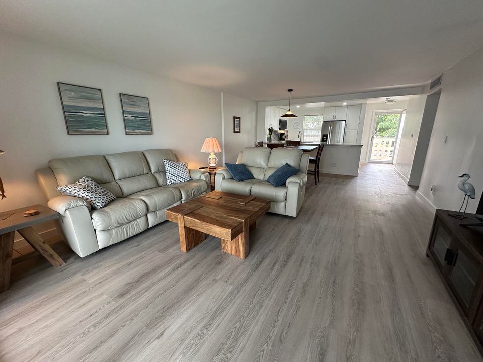 For Rent: $2,800 (2 beds, 2 baths, 1190 Square Feet)