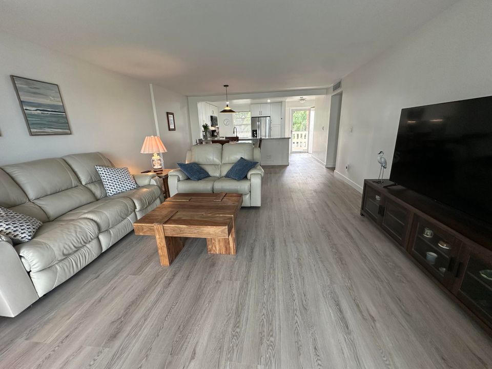 For Rent: $2,800 (2 beds, 2 baths, 1190 Square Feet)