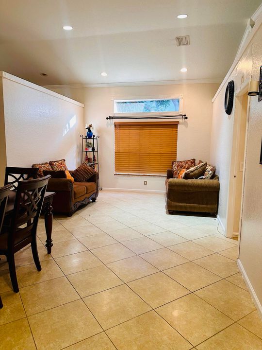 For Rent: $3,000 (4 beds, 2 baths, 1722 Square Feet)