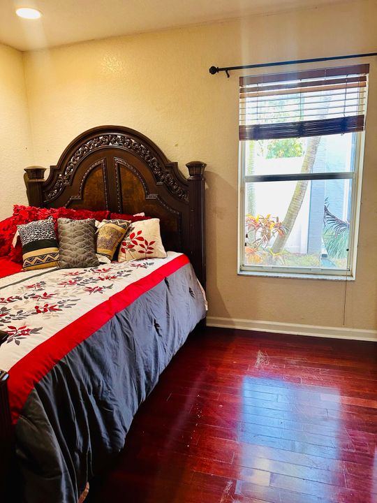 For Rent: $3,000 (4 beds, 2 baths, 1722 Square Feet)