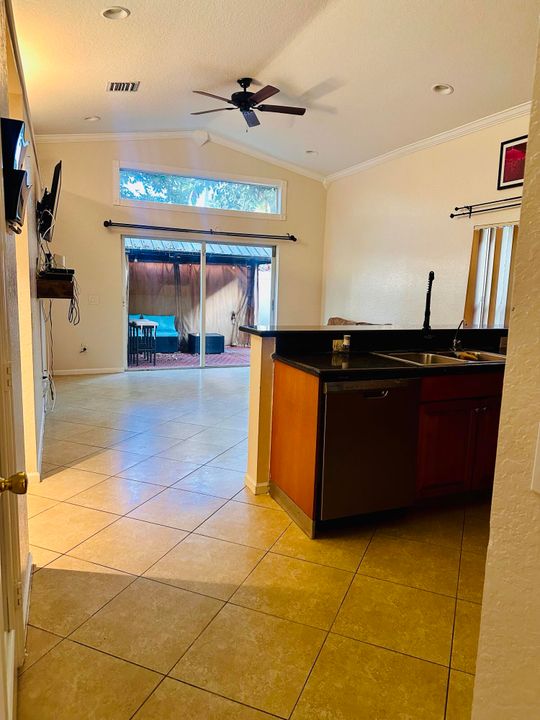 For Rent: $3,000 (4 beds, 2 baths, 1722 Square Feet)