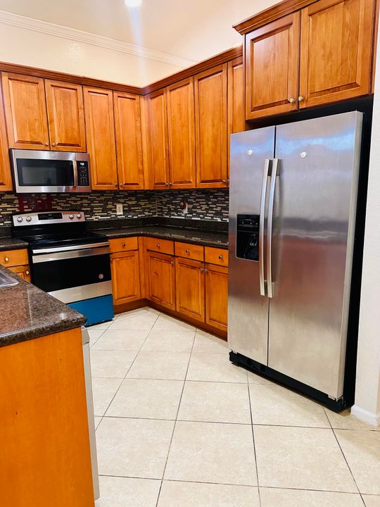 For Rent: $3,000 (4 beds, 2 baths, 1722 Square Feet)