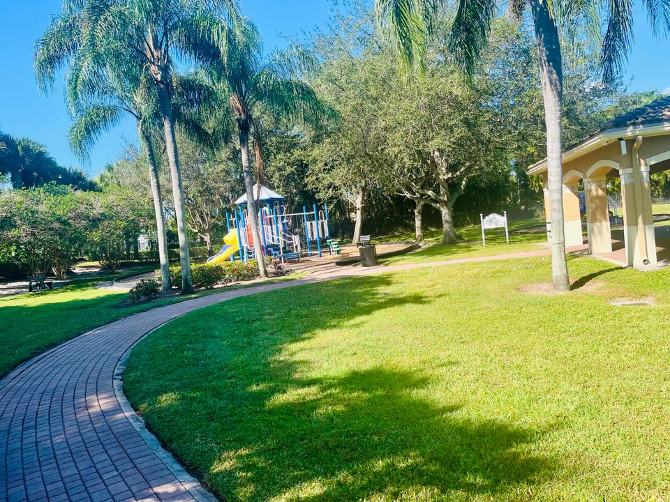 For Rent: $3,000 (4 beds, 2 baths, 1722 Square Feet)