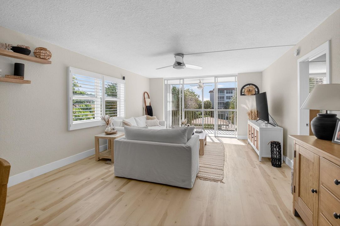 待售: $359,000 (2 贝兹, 2 浴室, 1009 平方英尺)