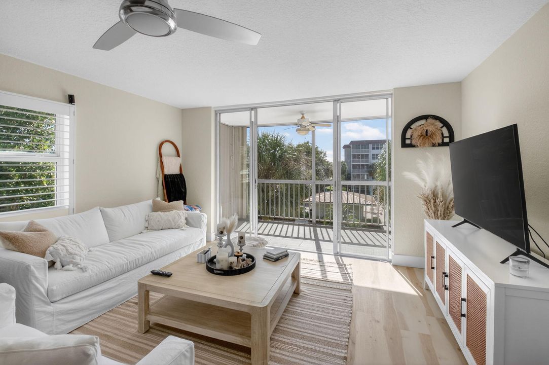 待售: $359,000 (2 贝兹, 2 浴室, 1009 平方英尺)