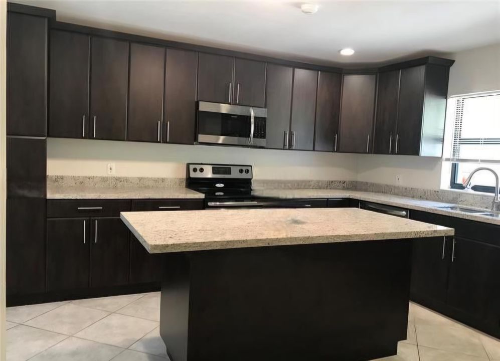 En Venta: $289,000 (4 camas, 3 baños, 1746 Pies cuadrados)