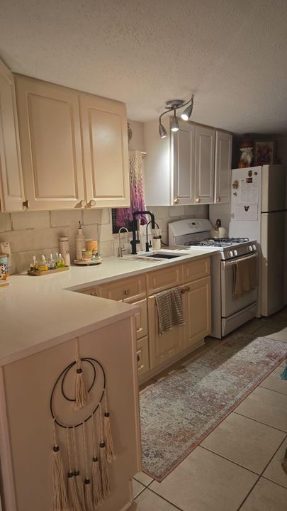 На продажу: $59,000 (1 спален, 1 ванн, 990 Квадратных фут)