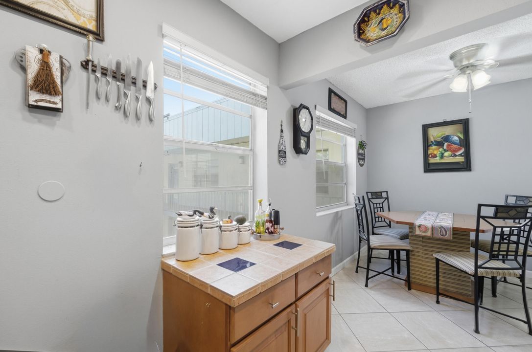 待售: $154,900 (2 贝兹, 2 浴室, 907 平方英尺)