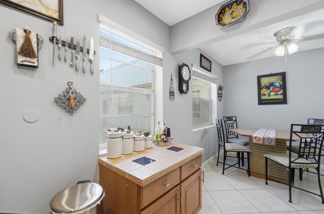 待售: $154,900 (2 贝兹, 2 浴室, 907 平方英尺)