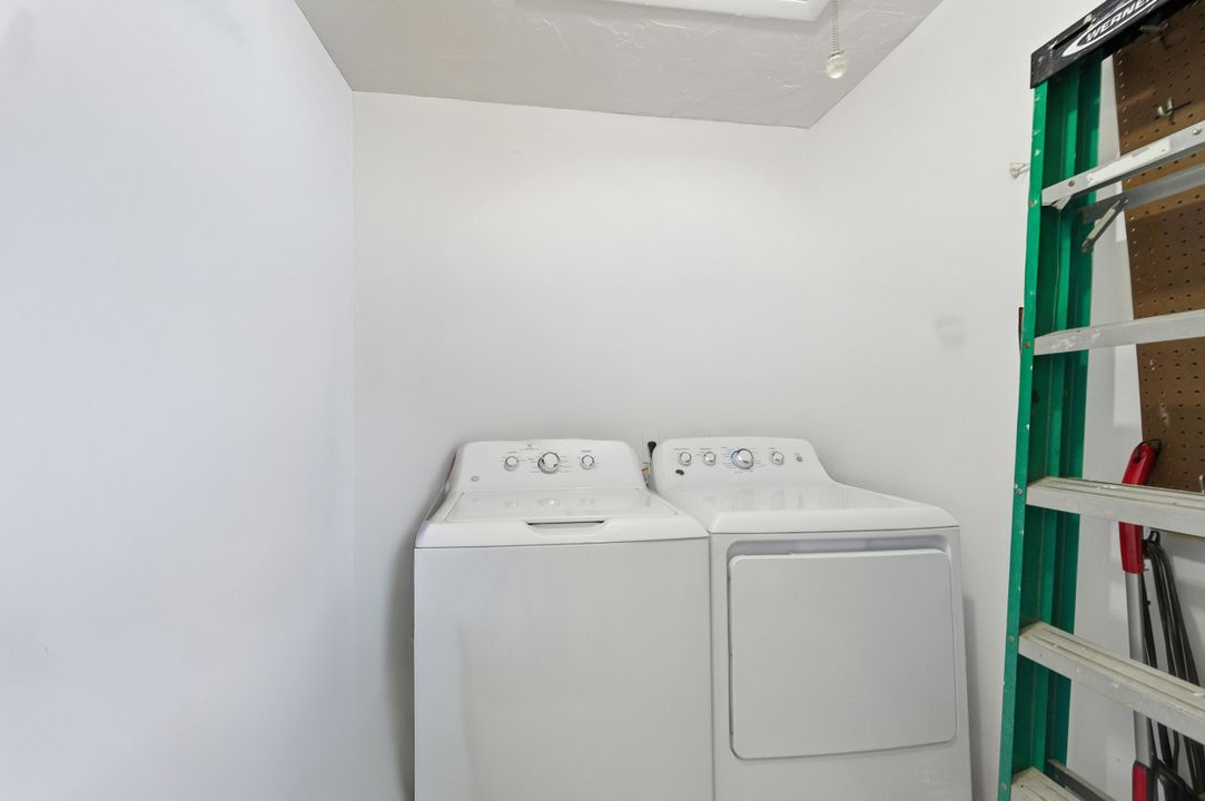 待售: $154,900 (2 贝兹, 2 浴室, 907 平方英尺)