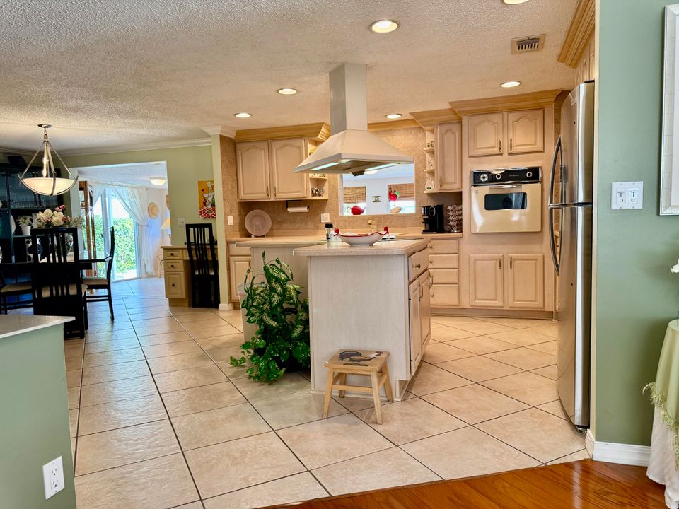 На продажу: $299,999 (2 спален, 2 ванн, 1654 Квадратных фут)