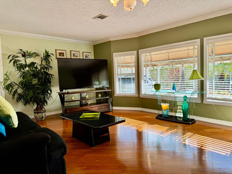 На продажу: $299,999 (2 спален, 2 ванн, 1654 Квадратных фут)