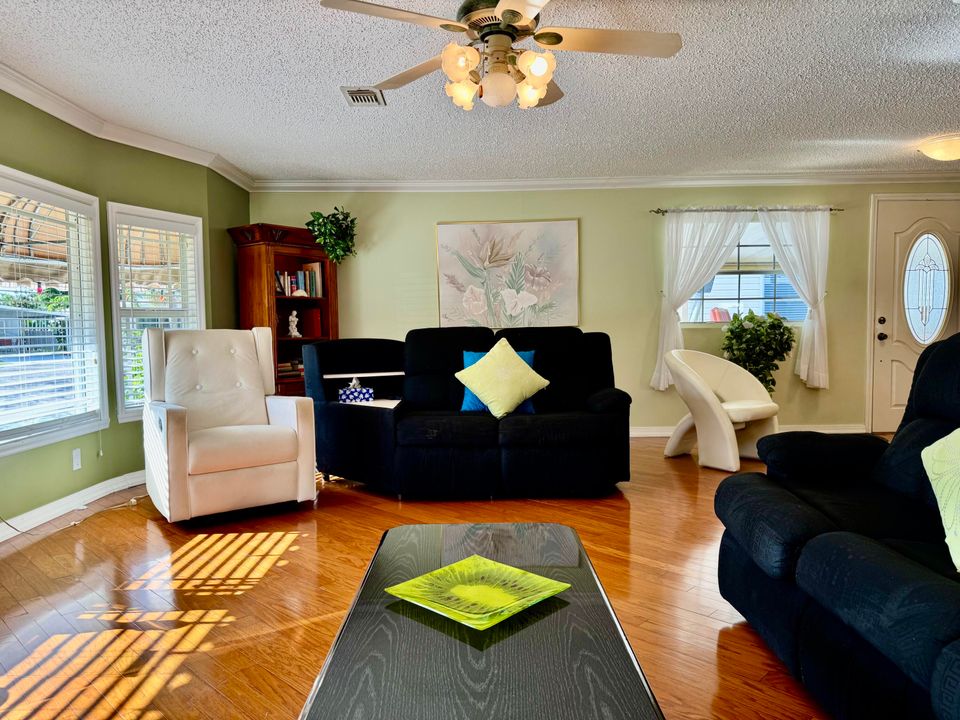 На продажу: $299,999 (2 спален, 2 ванн, 1654 Квадратных фут)