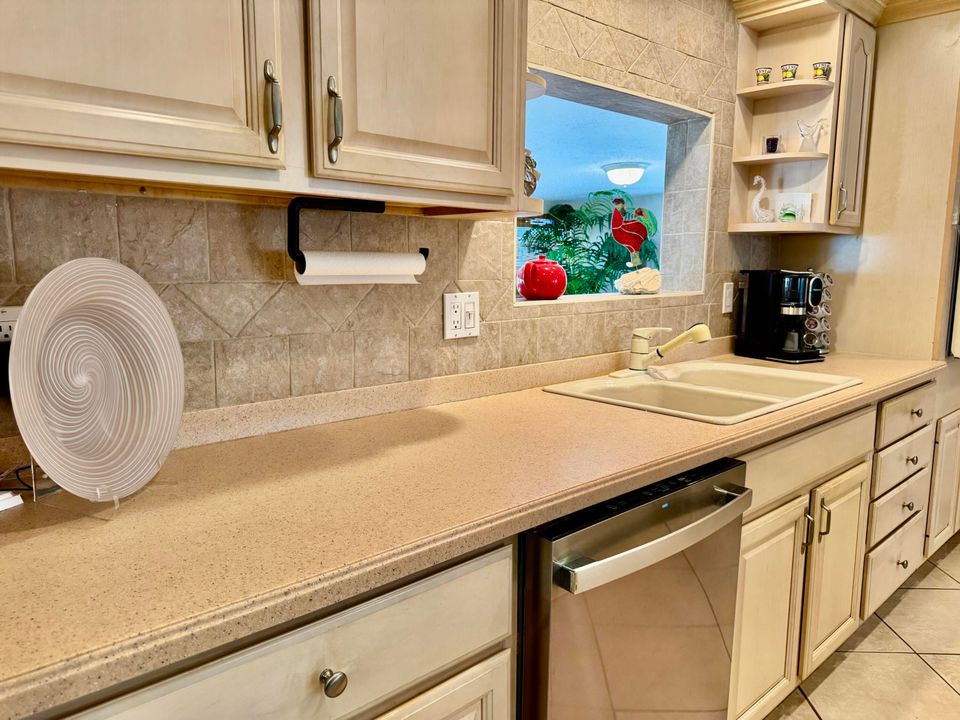 На продажу: $299,999 (2 спален, 2 ванн, 1654 Квадратных фут)