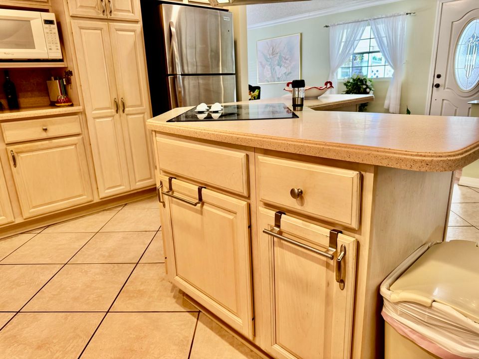 На продажу: $299,999 (2 спален, 2 ванн, 1654 Квадратных фут)