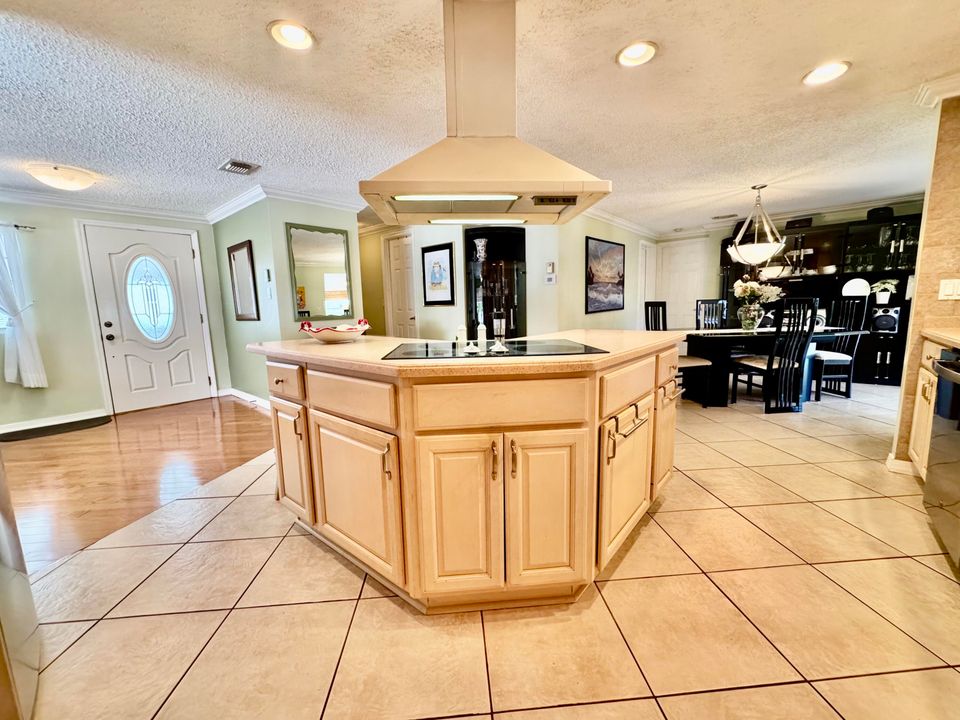 На продажу: $299,999 (2 спален, 2 ванн, 1654 Квадратных фут)