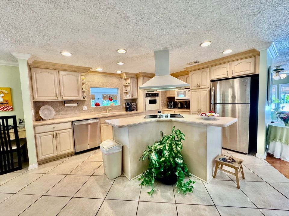 На продажу: $299,999 (2 спален, 2 ванн, 1654 Квадратных фут)