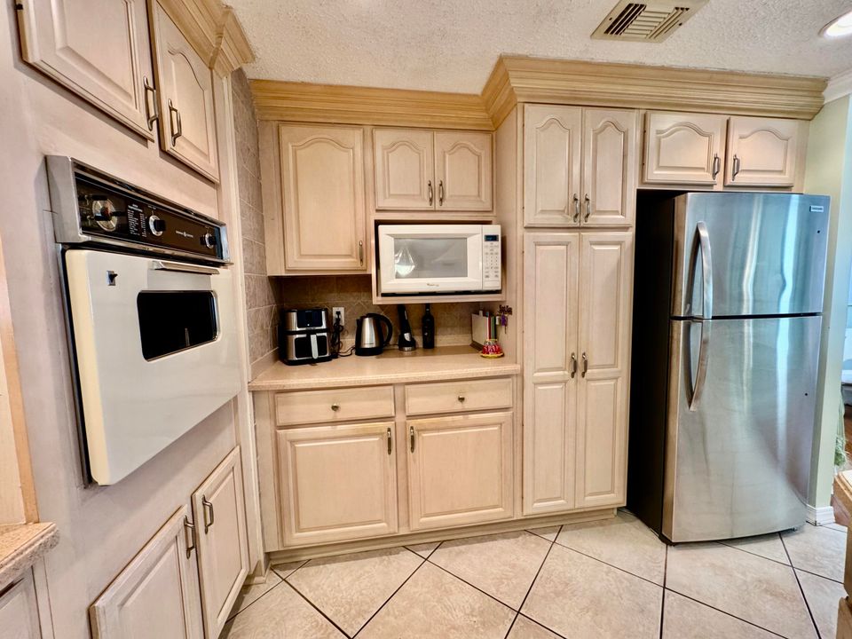 На продажу: $299,999 (2 спален, 2 ванн, 1654 Квадратных фут)