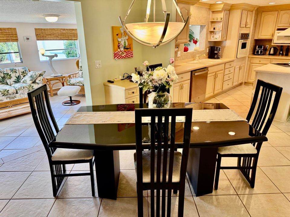 На продажу: $299,999 (2 спален, 2 ванн, 1654 Квадратных фут)