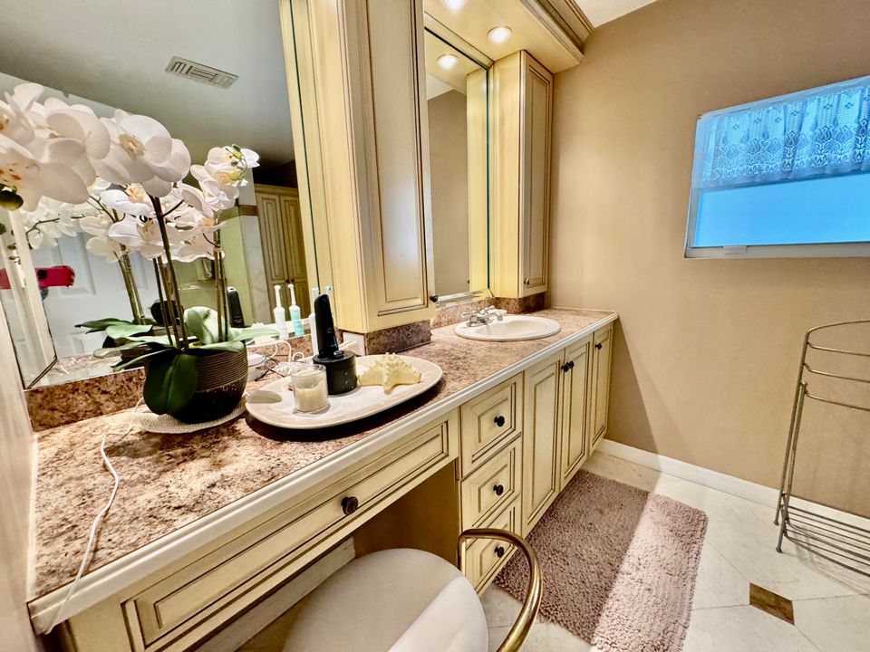 На продажу: $299,999 (2 спален, 2 ванн, 1654 Квадратных фут)