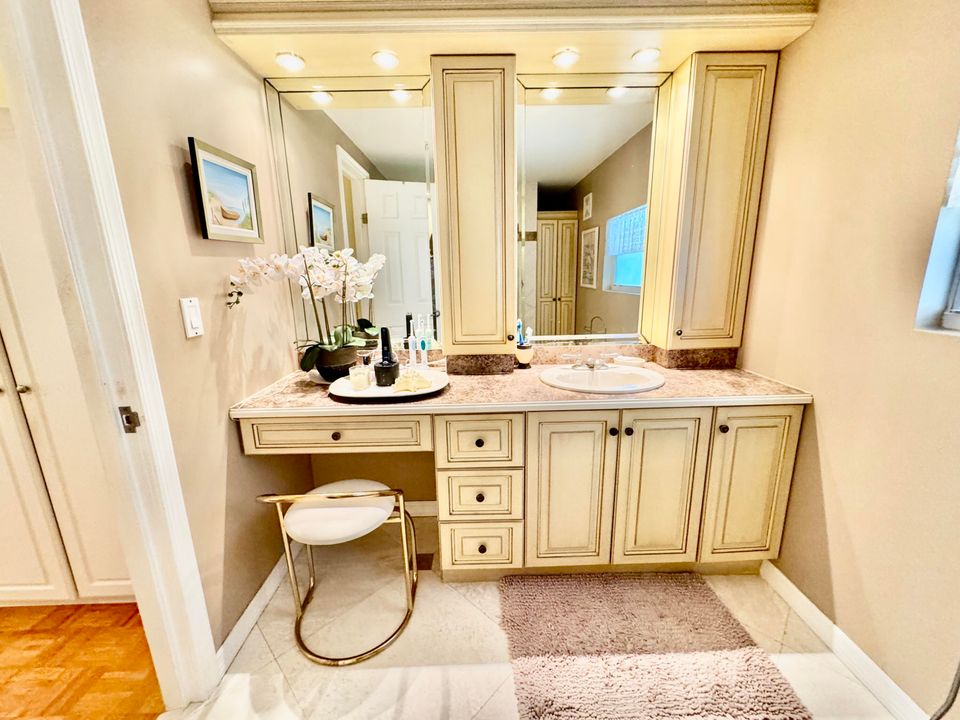 На продажу: $299,999 (2 спален, 2 ванн, 1654 Квадратных фут)