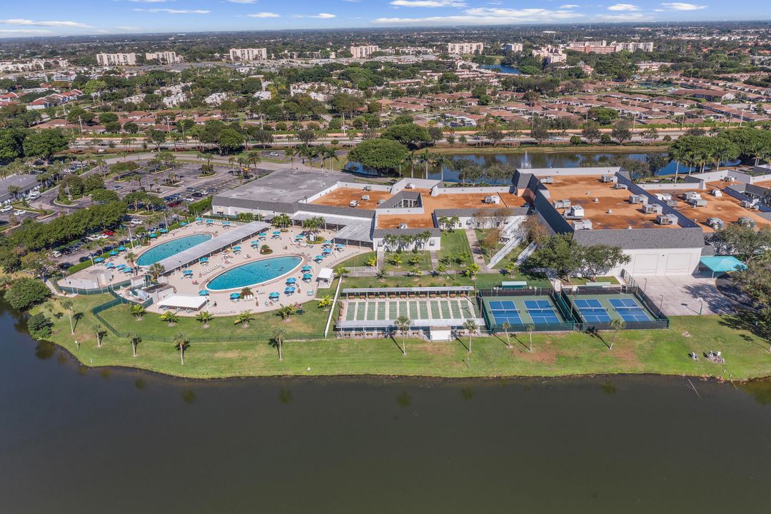 待售: $154,900 (2 贝兹, 2 浴室, 907 平方英尺)