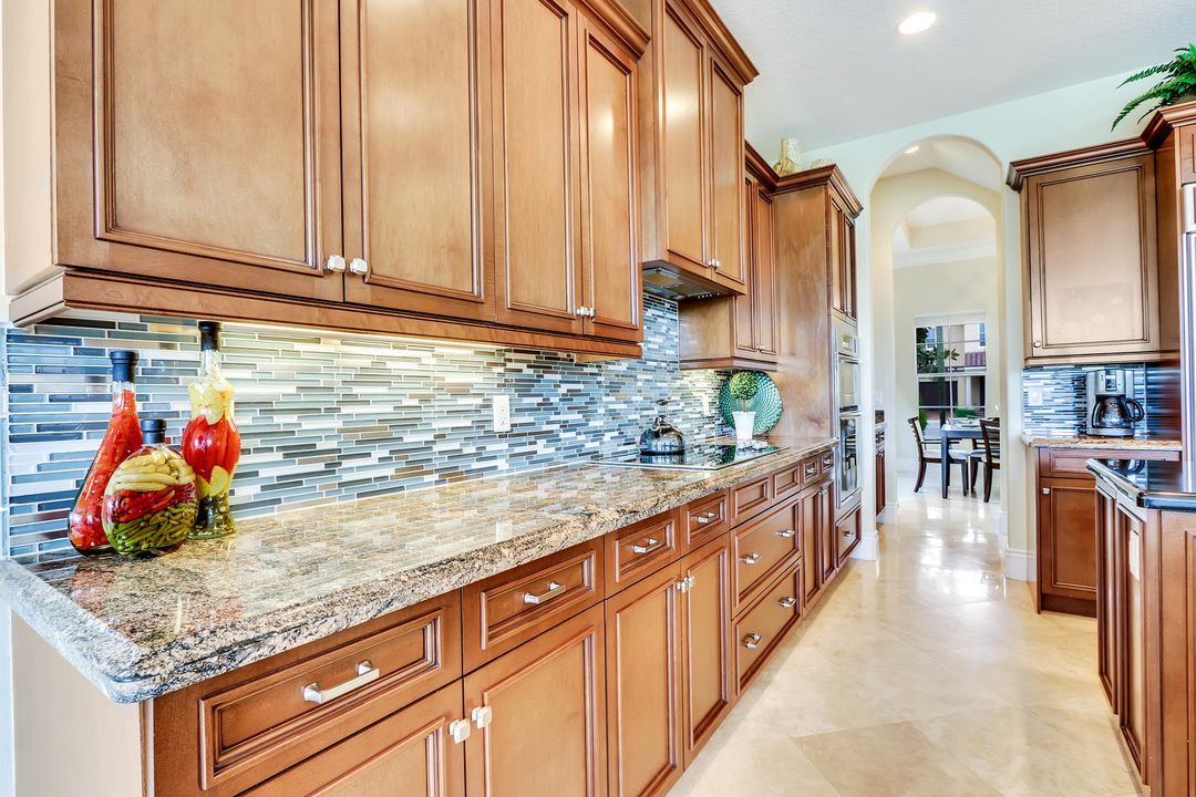 出租: $9,995 (4 贝兹, 3 浴室, 4152 平方英尺)