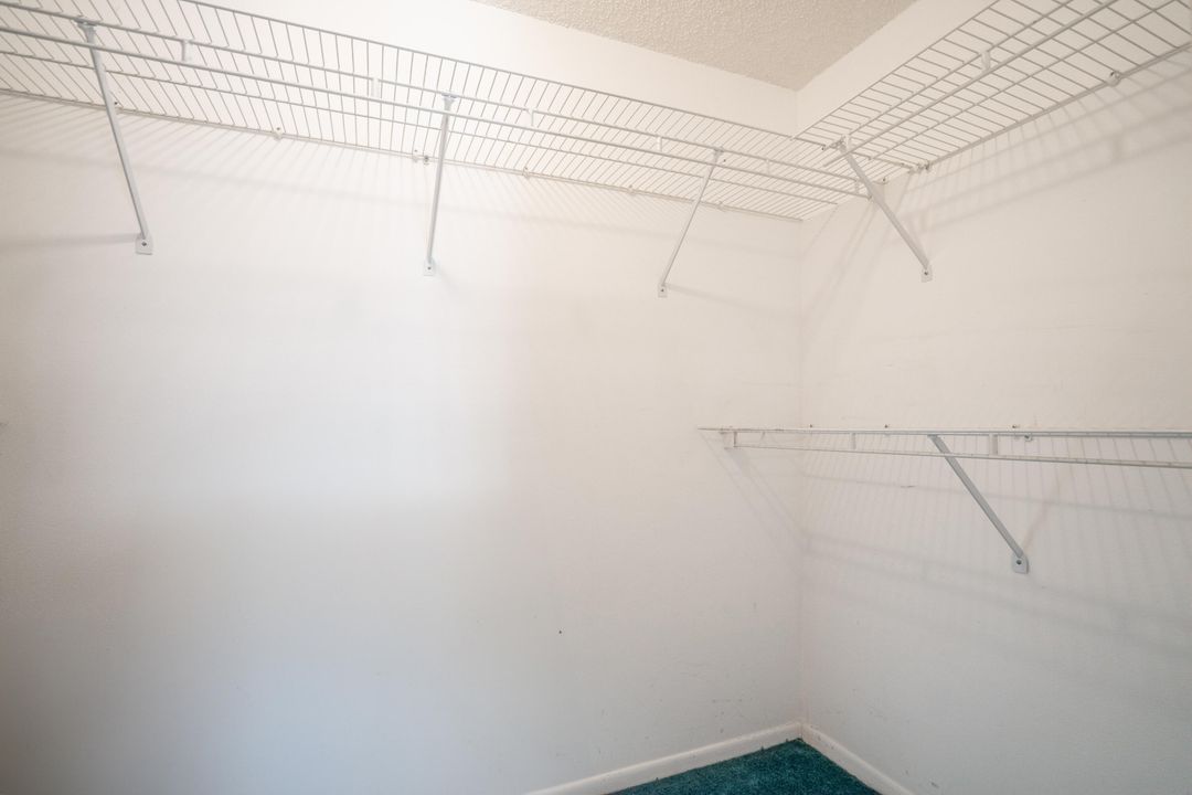For Sale: $119,000 (2 beds, 2 baths, 868 Square Feet)