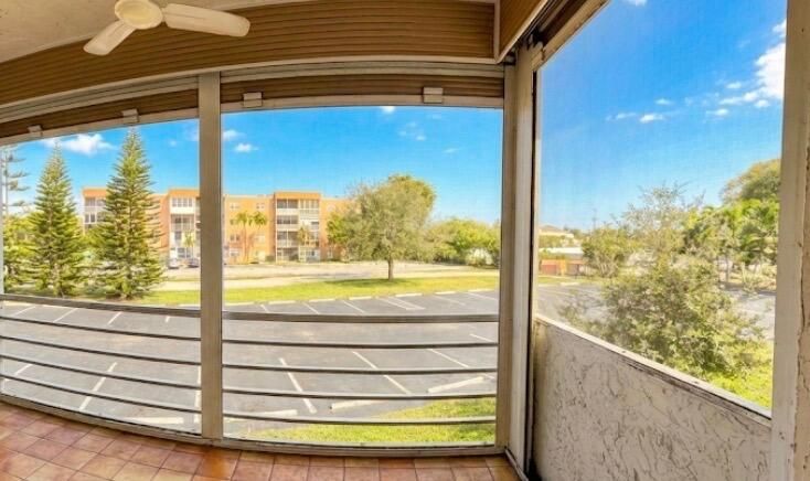 For Sale: $119,000 (2 beds, 2 baths, 868 Square Feet)