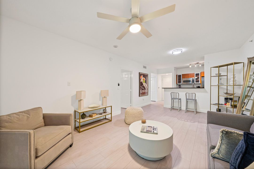 For Sale: $385,000 (1 beds, 1 baths, 782 Square Feet)