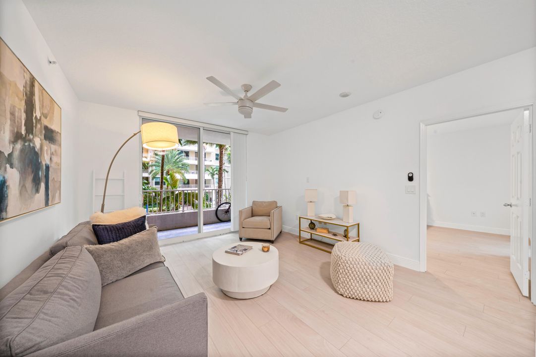 For Sale: $385,000 (1 beds, 1 baths, 782 Square Feet)