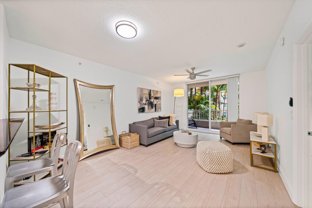 For Sale: $385,000 (1 beds, 1 baths, 782 Square Feet)