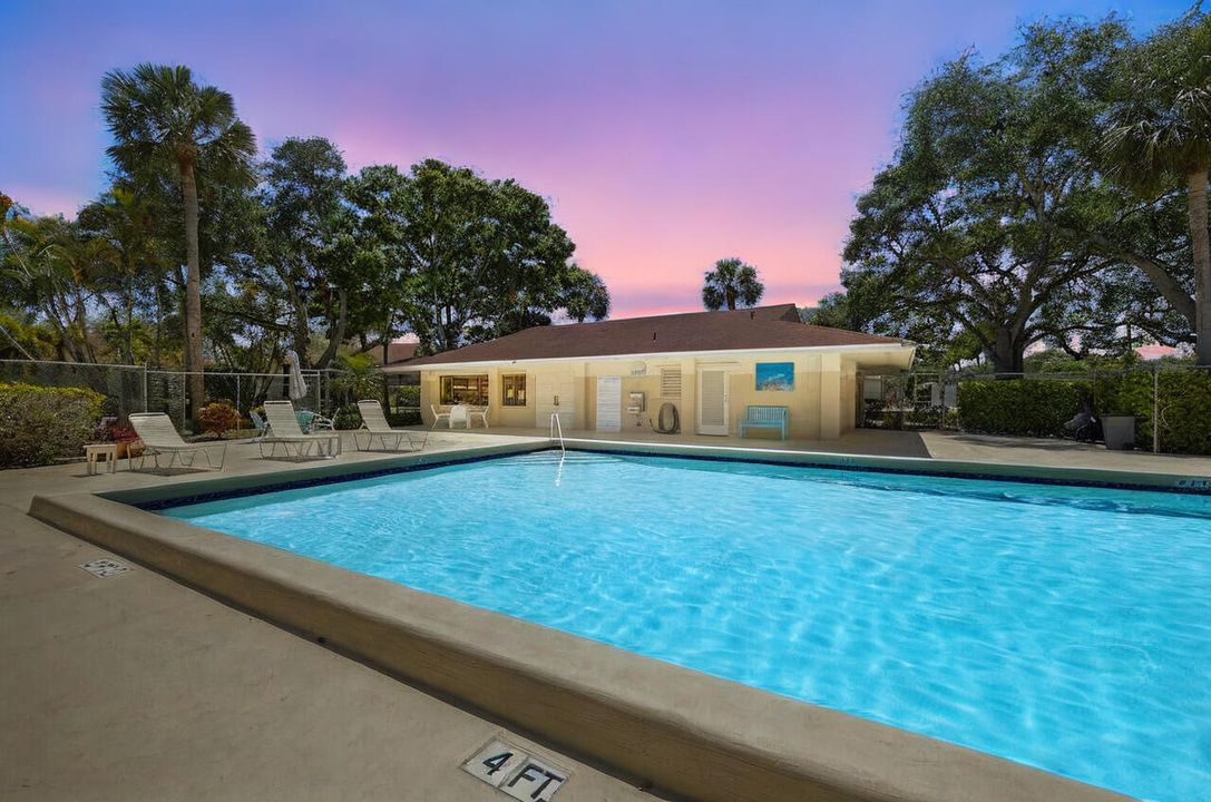 For Sale: $270,000 (2 beds, 2 baths, 1000 Square Feet)