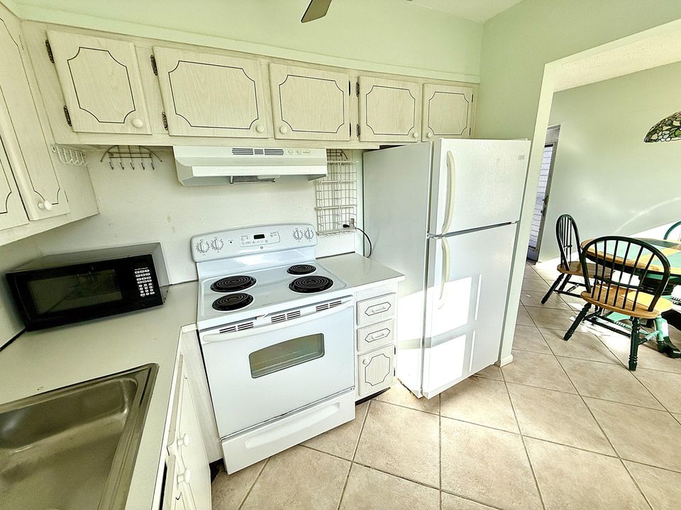 For Sale: $130,000 (2 beds, 1 baths, 820 Square Feet)
